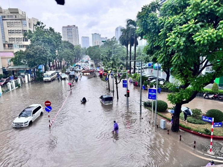 Do ảnh hưởng của hoàn lưu cơn bão số 10 kết hợp hội tụ gió trên cao khiến nhiều tỉnh thành. Tại Hà Nội, cơn mưa nặng hạt kéo dài từ sáng đến chiều ngày 30/9 khiến nhiều tuyến phố ngập sâu trong nước, các phương tiện không thể di chuyển.