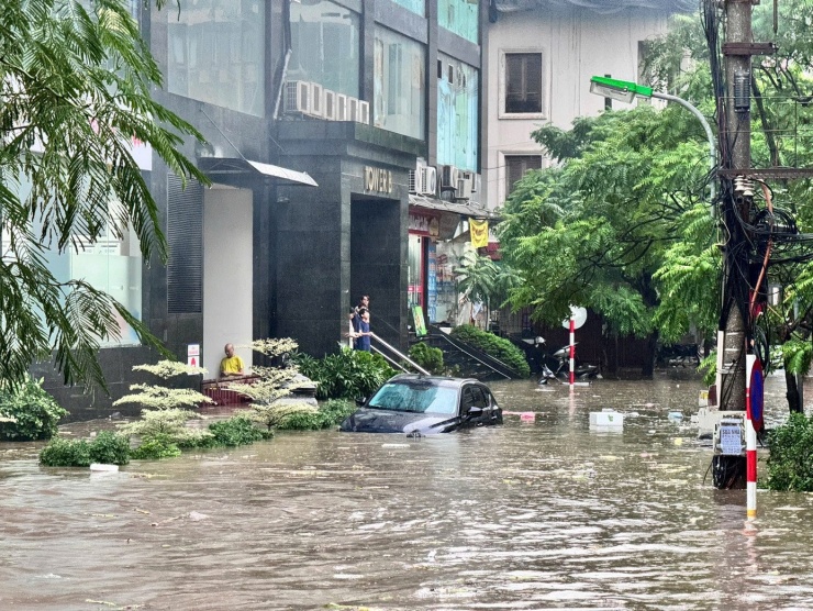 Phố Thái Hà thành biển nước sau trận mưa lớn kéo dài