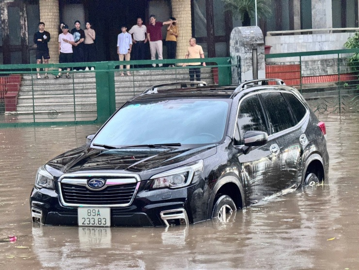 Nhiều phương tiện chết máy, chìm nghỉm giữa biển nước.