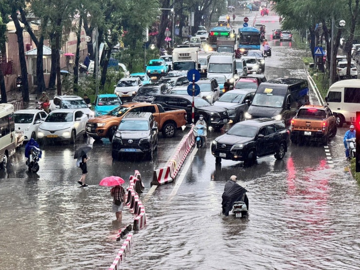 Giao thông hỗn loạn, nhiều ô tô tìm cách quay đầu khi phía trước là biển nước trên phố Huỳnh Thúc Kháng.