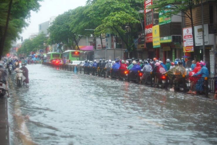 Dòng phương tiện mắc kẹt khi giao thông tê liệt.