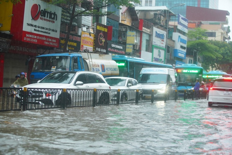 Phố Nguyễn Lương Bằng ngập sâu, ô tô đứng tại chỗ không thể di chuyển.