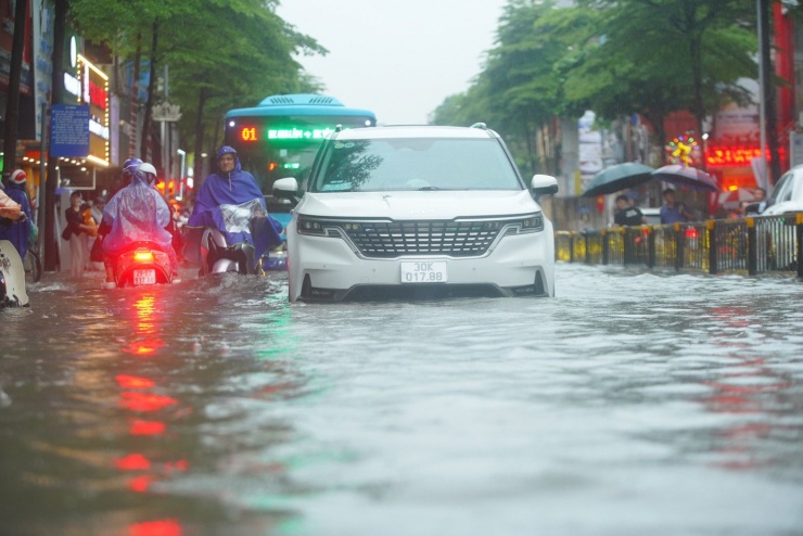 Cận cảnh Hà Nội ngập tứ bề, giao thông tê liệt, ô tô chìm nghỉm giữa biển nước - 10