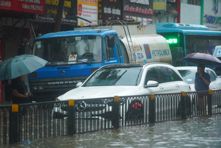 Nhiều ô tô chìm nghỉm giữa biển nước trên phố Nguyễn Lương Bằng