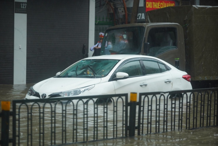 Cận cảnh Hà Nội ngập tứ bề, giao thông tê liệt, ô tô chìm nghỉm giữa biển nước - 11