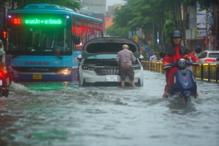 Lái xe cố gắng "cấp cứu" ô tô giữa phố.