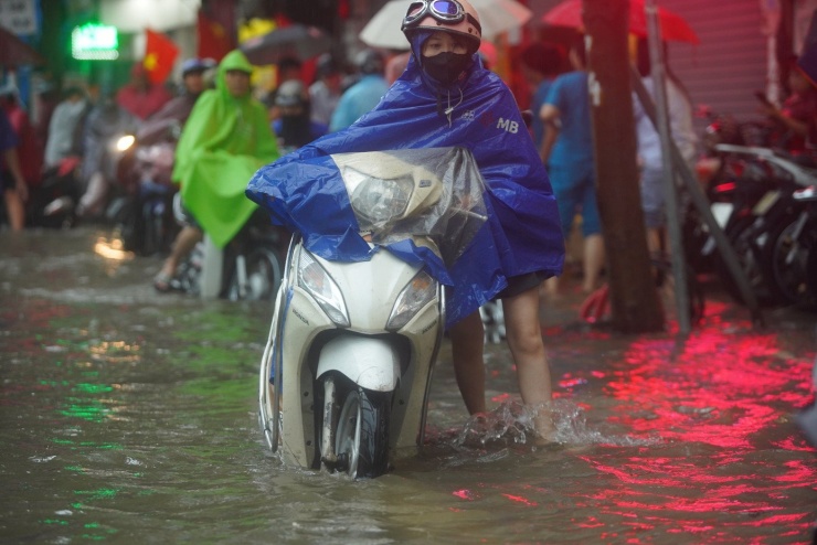 Cận cảnh Hà Nội ngập tứ bề, giao thông tê liệt, ô tô chìm nghỉm giữa biển nước - 17