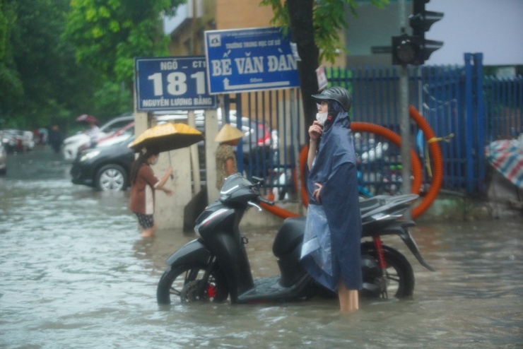 Cận cảnh Hà Nội ngập tứ bề, giao thông tê liệt, ô tô chìm nghỉm giữa biển nước - 16