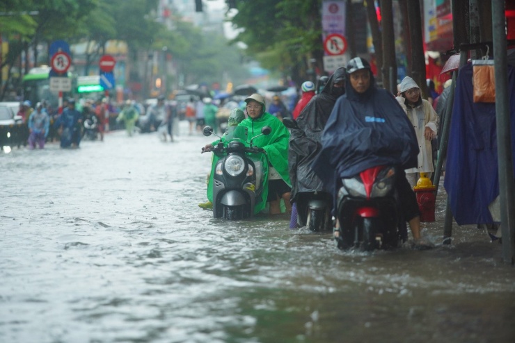 Cơn mưa không ngớt khiến nhiều người vội vã di chuyển.