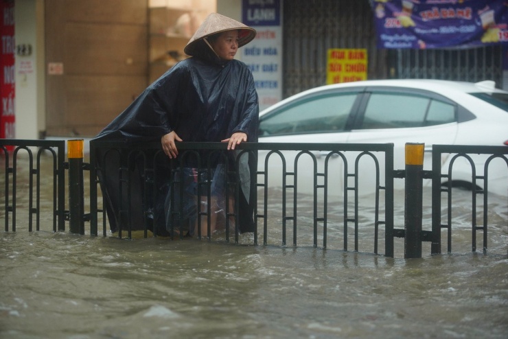 Cận cảnh Hà Nội ngập tứ bề, giao thông tê liệt, ô tô chìm nghỉm giữa biển nước - 19