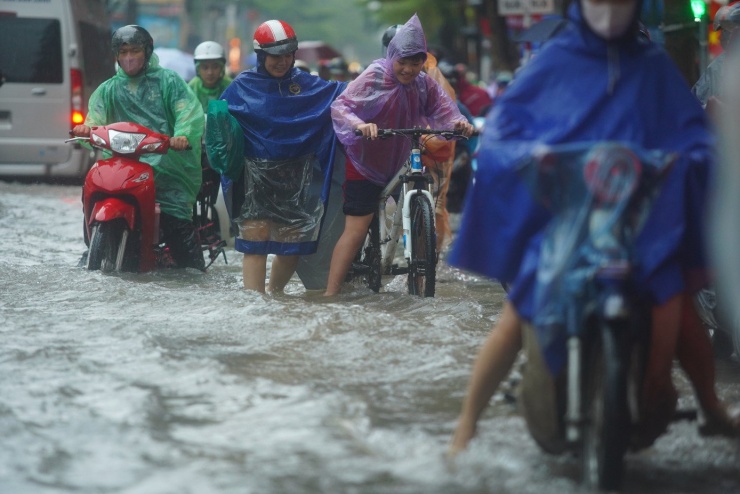 Giao thông tê liệt trên diện rộng khi tứ bề là nước.