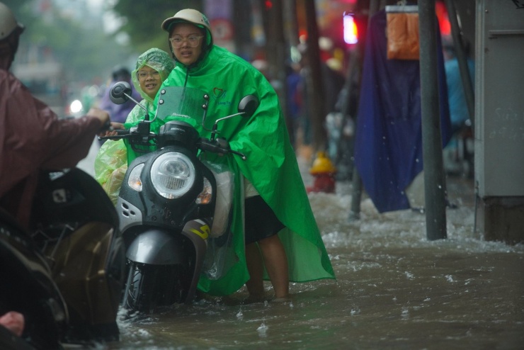 Xe máy "chết đuối" hàng loạt trên phố Nguyễn Lương Bằng.