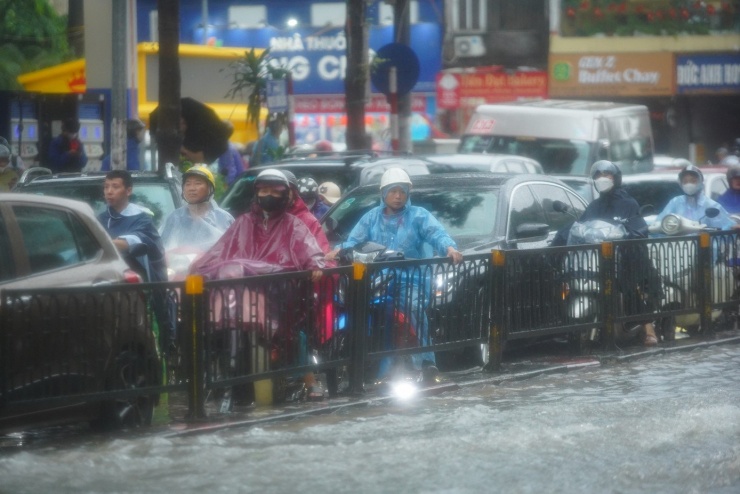 Dòng xe "kẹt" giữa mưa và nước.