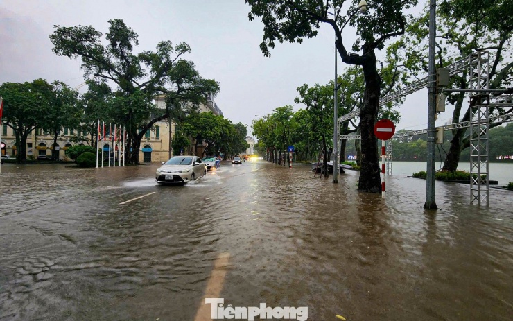 Ngày 30/9, do ảnh hưởng của bão số 10, Hà Nội hứng mưa lớn kéo dài nhiều giờ liền, khiến các tuyến phố cổ quanh Hồ Gươm chìm trong ngập úng.