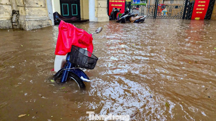 Khu vực đường Đinh Tiên Hoàng ngập sâu, nước cao ngang bánh xe máy.