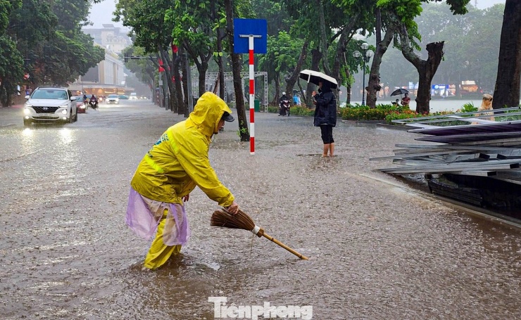 Hà Nội mưa lớn, phố cổ thành sông, khách Tây bì bõm lội giữa dòng nước - 2