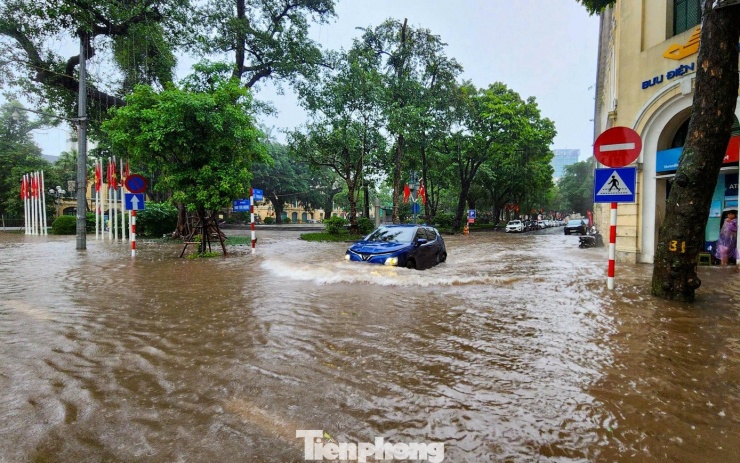 Khu vực phố Lê Trực (sát tượng đài Lý Thái Tổ) mênh mông trong biển nước, nhiều phương tiện di chuyển khó khăn.