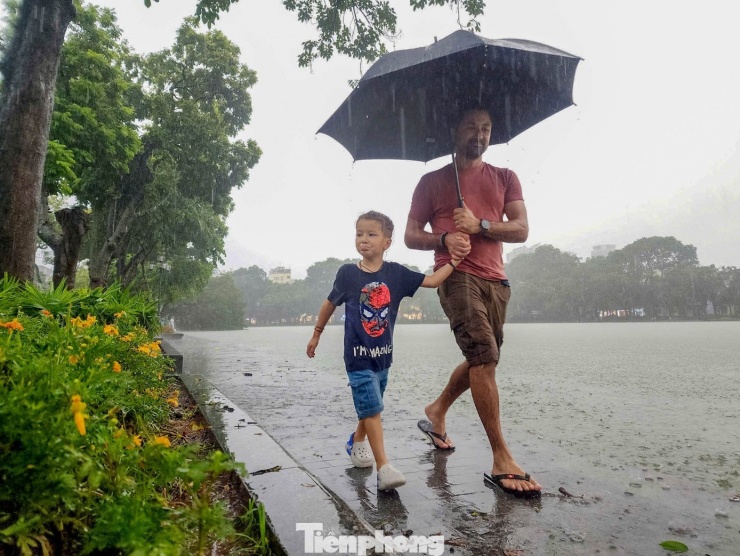 Hà Nội mưa lớn, phố cổ thành sông, khách Tây bì bõm lội giữa dòng nước - 6