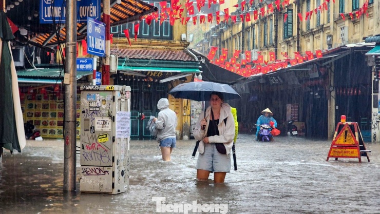 Hà Nội mưa lớn, phố cổ thành sông, khách Tây bì bõm lội giữa dòng nước - 11