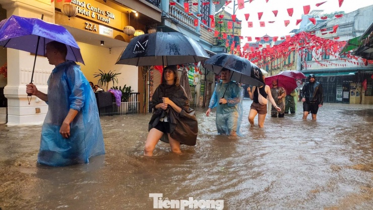 Hà Nội mưa lớn, phố cổ thành sông, khách Tây bì bõm lội giữa dòng nước - 10