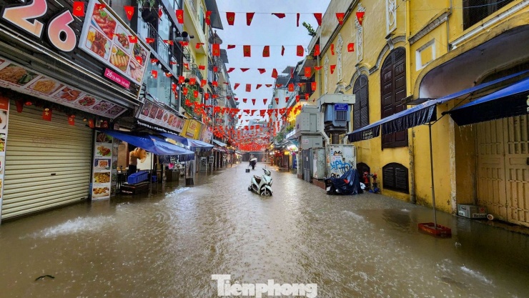 Phố Tạ Hiện - tụ điểm vui chơi tập trung đông du khách nước ngoài cũng trong tình trạng ngập nước lênh láng.