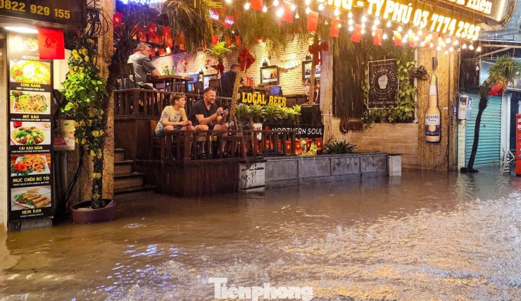 Các du khách nước ngoài tỏ ra lạ lẫm trước cảnh tượng này.