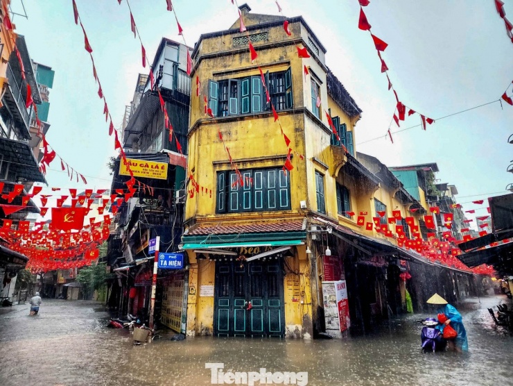 Đoạn phố Tạ Hiện ngập sâu, nhiều xe máy "chết chìm" giữa dòng nước.