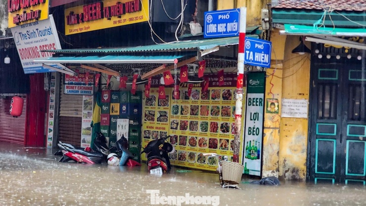 Phố Lương Ngọc Quyến cũng trong tình trạng ngập nghiêm trọng.