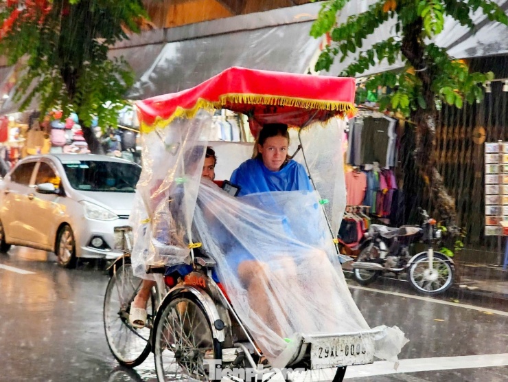 Theo Trung tâm Dự báo Khí tượng Thủy văn Quốc gia, trong tối nay, mưa sẽ tiếp tục kéo dài, có nơi mưa rất to và tiềm ẩn nguy cơ ngập úng cục bộ.