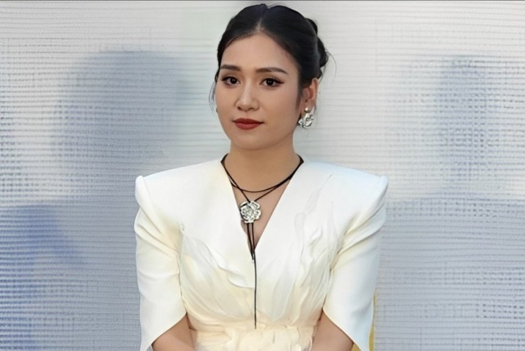 MC Thanh Mai mắc kẹt trong cơn mưa lớn ở Hà Nội.