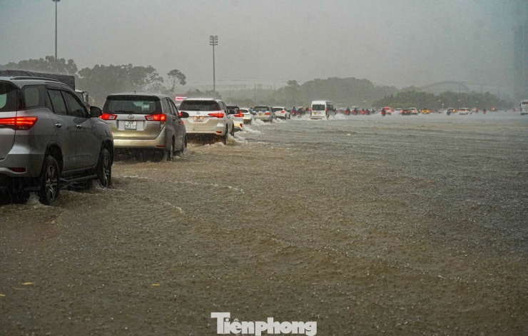 Mưa lớn gây ngập sâu hầu hết các tuyến phố Thủ đô hôm nay (30/9). Ảnh: Đức Nguyễn