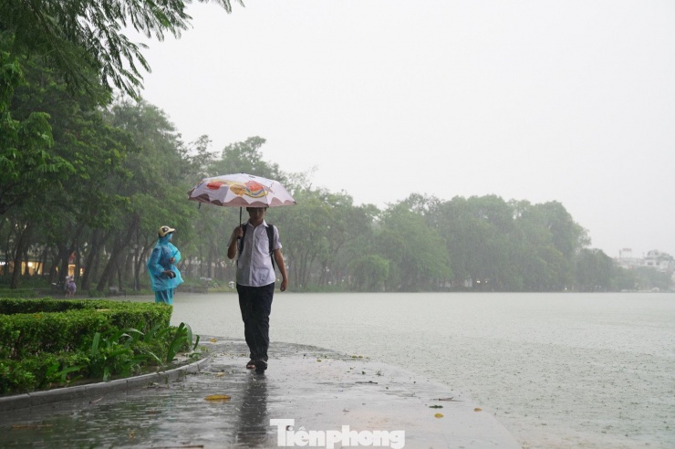 Nhiều đoạn nước hồ tràn qua mép đường đi lại