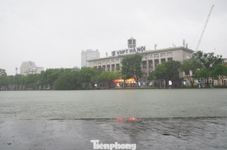 Theo ghi nhận của PV Tiền Phong tại khu vực hồ Gươm (phường Hoàn Kiếm, Hà Nội), nhiều cống thoát nước quanh hồ bị tràn.