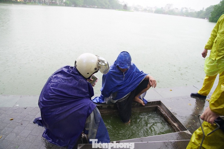 Công nhân thoát nước đang xử lý hố ga sát hồ Gươm