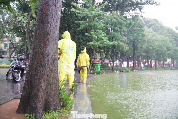 Đại diện Công ty TNHH MTV Thoát nước Hà Nội cho biết, lượng mưa quá lớn trút xuống khiến hồ Gươm không còn khả năng điều hòa. Do đó phải chờ nước bên ngoài rút rồi xả ra.