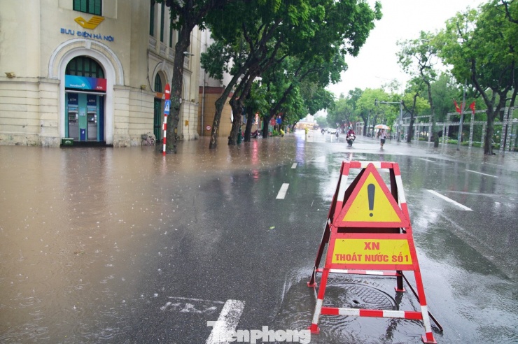 Sở Xây dựng Hà Nội cho biết đã huy động công nhân, thiết bị cùng toàn bộ trạm bơm đầu mối. Công nhân thoát nước ứng trực 24/24 tại các điểm xung yếu, vừa vận hành bơm, vừa vớt rác, mở cống, khắc phục cây đổ.
