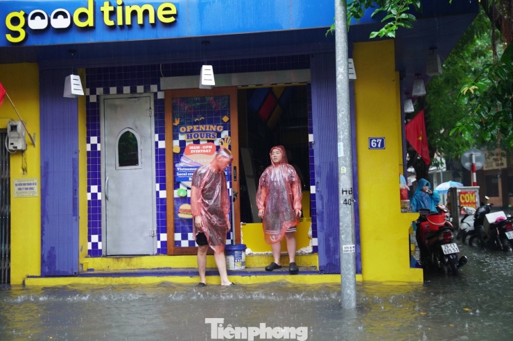 Tại khu vực phố cổ, các tuyến phố Đinh Liệt, Tạ Hiện, Phùng Hưng... ngập sâu