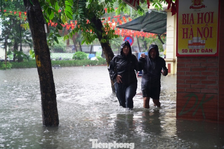 Lý giải việc phố cổ bị ngập sâu, chuyên gia thoát nước Đỗ Duy Mạnh cho biết, không phải đến trận mưa lớn như hôm nay phố cổ mới bị ngập mà chỉ cần lượng mưa ngắn cũng gây ngập.