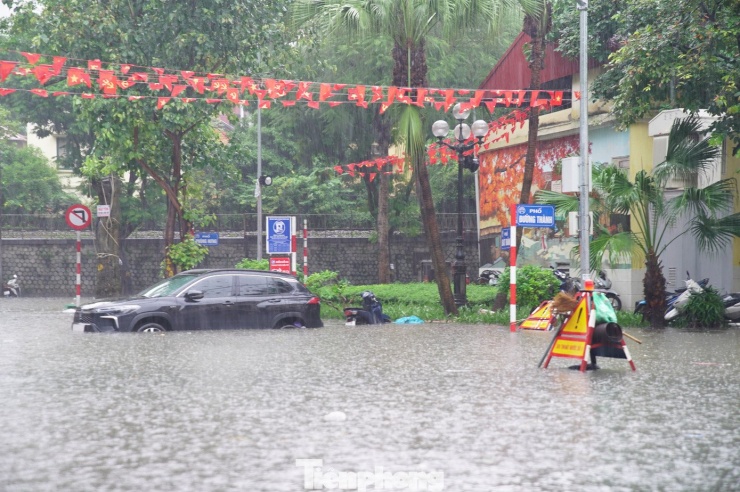 Theo ông Mạnh, khả năng thoát nước khu vực phố cổ chỉ đáp ứng lượng mưa 310 mm/2 ngày, đến nay lượng mưa đã vượt quá khối lượng này rất nhiều.