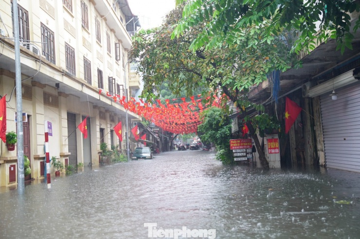 Cộng thêm việc nhiều nhà hàng khu vực này thường xả thải dầu mỡ ra cống thoát nước gây ách tắc.