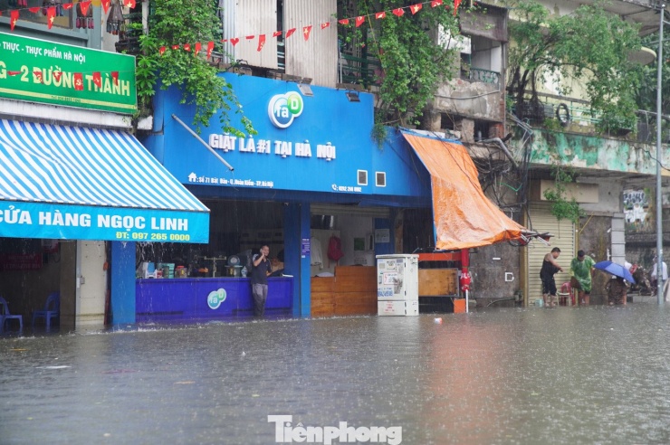 Theo Trung tâm Dự báo Khí tượng Thủy văn Quốc gia, trong chiều và đêm 30/9, Hà Nội và Đồng bằng Bắc Bộ tiếp tục có mưa to đến rất to, có nơi trên 50 mm trong vài giờ. Nguy cơ ngập úng cục bộ ở vùng trũng thấp rất cao, kèm nguy cơ giông, lốc, sét.