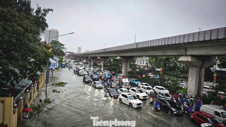 Cả 2 chiều ngập trong nước, đường Nguyễn Trãi hoá thành sông.