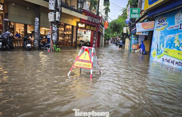 Thủ đô ngập lụt chưa từng có: Quân đội điều xe cứu trợ, phụ huynh bì bõm cõng con tan trường - 2