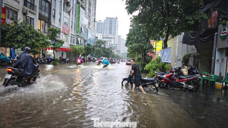 Mưa lớn liên tục trong nhiều giờ khiến tuyến đường Vũ Trọng Phụng hoá thành sông.