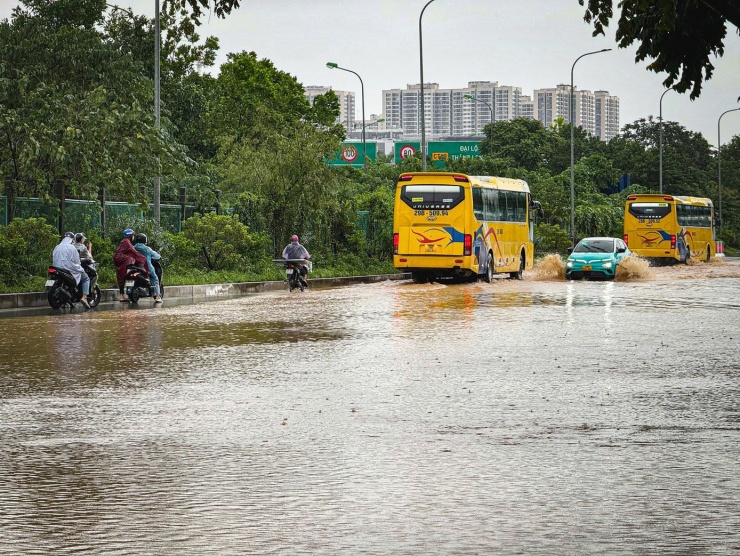 Đường gom trên Đại lộ Thăng Long có điểm ngập sâu 0,7m, giao thông qua lại đây gặp khó khăn.