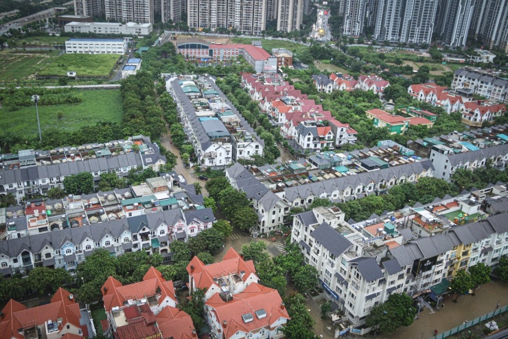Nhiều đường nội khu ở khu đô thị Geleximco (xã An Khánh) ngập sâu, đã được rào chắn để ngăn người dân đi vào vùng trũng thấp.
