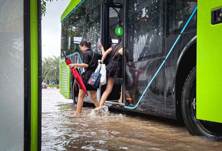 Do ảnh hưởng của mưa lớn, tới 13h chiều, Hà Nội xuất hiện 65 điểm ngập sâu. Theo dự báo của Đài khí tượng thủy văn Bắc Bộ từ trưa 30/9 tới chiều tối, Hà Nội tiếp tục có mưa vừa, mưa to đến rất to và dông.