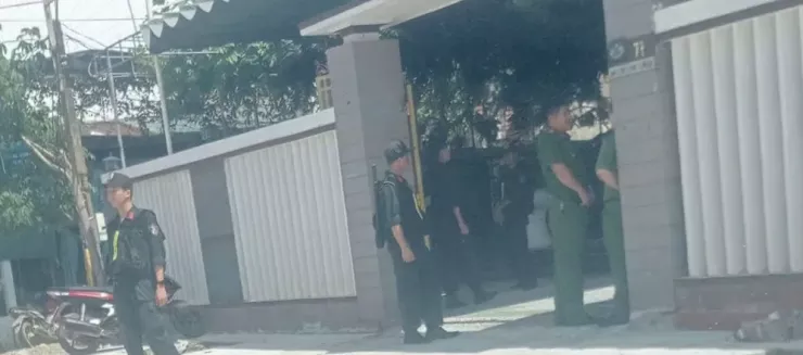 Nhiều Công an có mặt, khám xét nhà riêng bà Lý chiều 30-9.