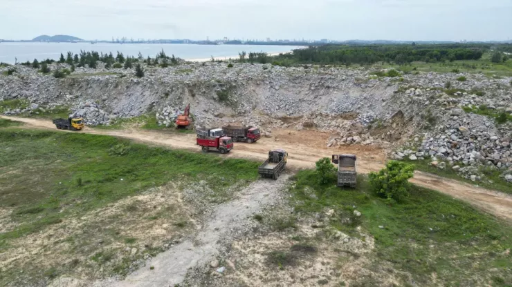 Công ty Lý Tuấn từng bị bắt quả tang đang tập kết đá trái quy định pháp luật.