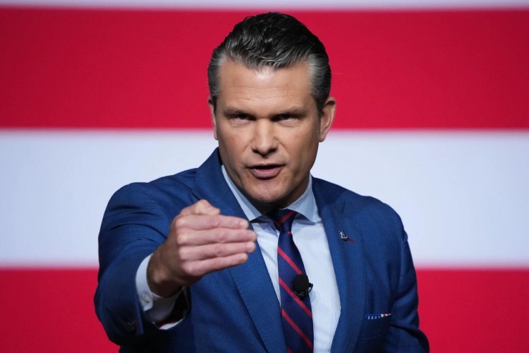 Bộ trưởng Quốc phòng Mỹ Pete Hegseth phát biểu trước mặt hàng trăm tướng lĩnh được triệu tập về căn cứ Thủy quân lục chiến ở Quantico, gần Washington. Ảnh: AP.